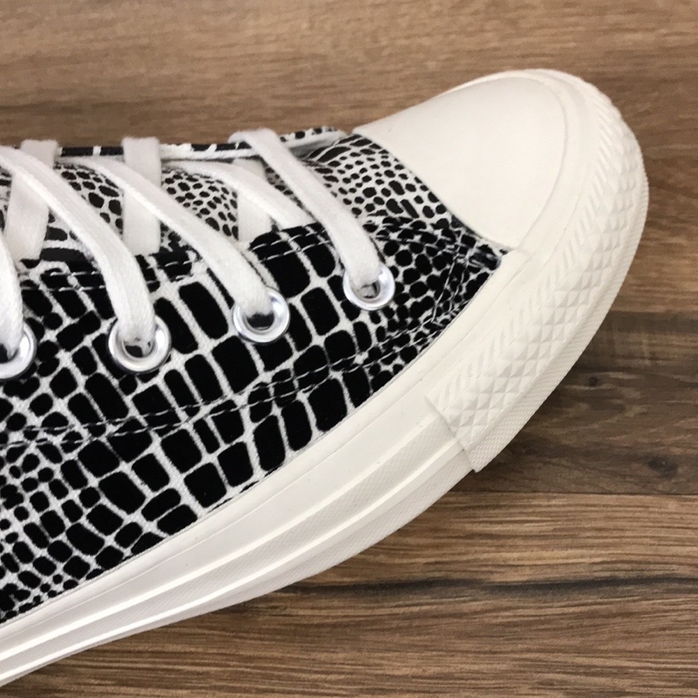 CONVERSE CTAS HIGH TOP BRAND NEW size junior 4 = size 6 women's.size5=size 7wome - Picture 11 of 15